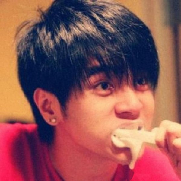 男明星的刷牙照:陈伟霆趴床上,蔡徐坤自拍,罗志祥满嘴都是牙膏