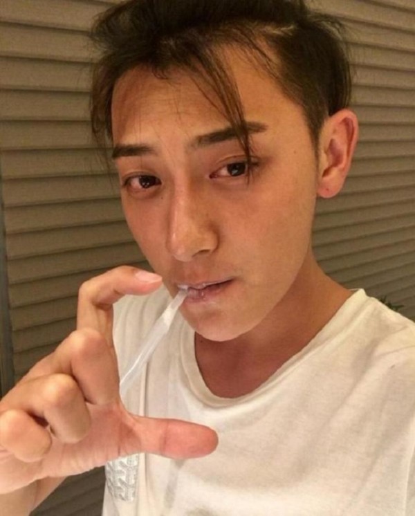 男明星的刷牙照:陈伟霆趴床上,蔡徐坤自拍,罗志祥满嘴都是牙膏