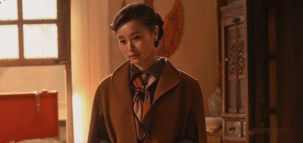 吴越气质优雅，演技精湛，热播剧《沉默的荣耀》让她再次圈粉，但她这身爱马仕服饰却因造型争议引发讨论