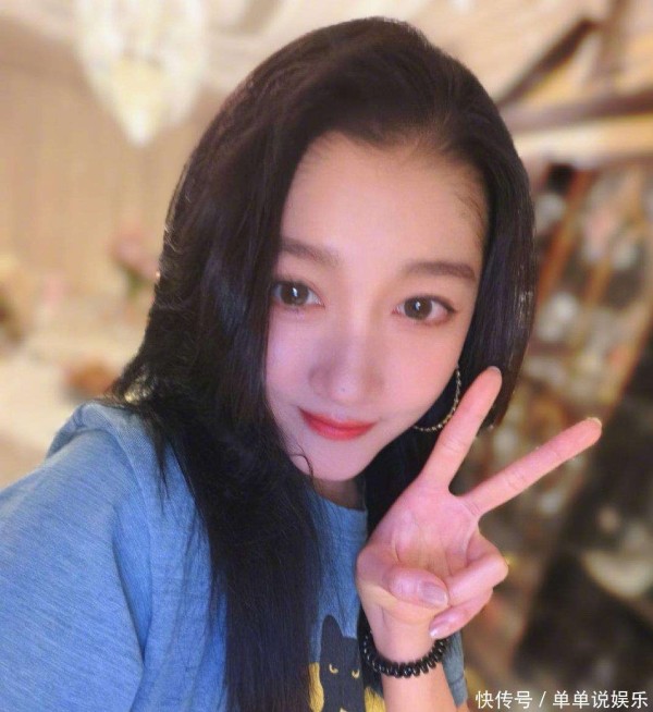 关晓彤晒年夜饭自拍！送新年祝福引爆热搜