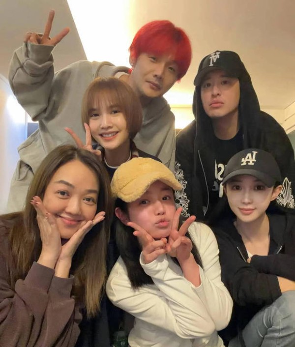 陈妍希嘟嘴卖萌，杨丞琳甜笑，李荣浩红发抢镜，聚会氛围超嗨。