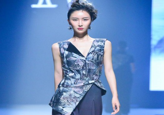 大连女孩刘伊雪荣获2018-2019中美超级模特大赛中国区总决赛冠军