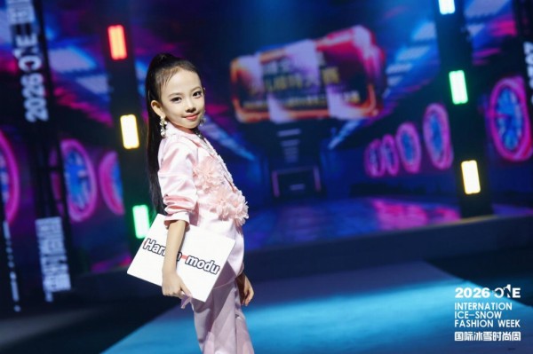 2026THE ONE国际冰雪时尚周暨巅峰全明星模特大赛震撼启幕 马逸开秀引爆全场:少女“荣耀领航官”C位惊艳四座