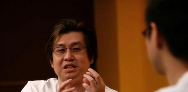 娱乐圈有个不成文的规矩，聪明的明星都备着好几台手机，发微博表态各有侧重，用不同品牌区分身份角色