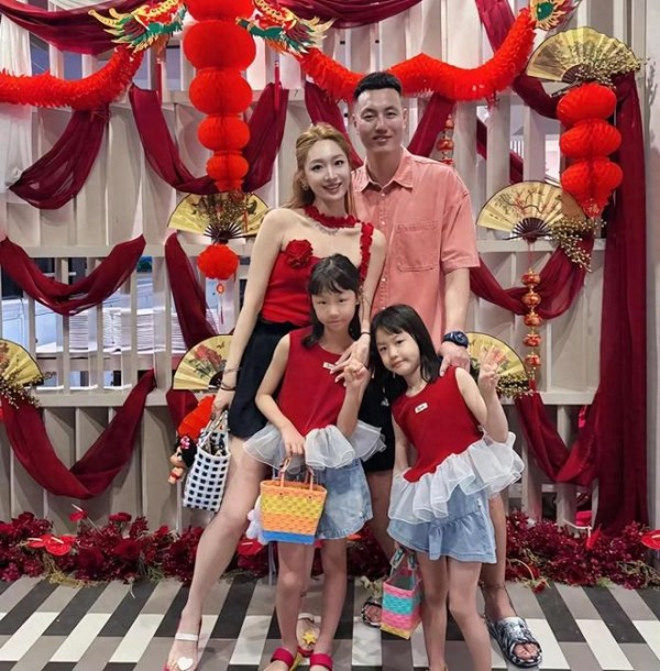 翟晓川一家泰国度假,场均5分拿底薪,老婆太漂亮了,已财富自由