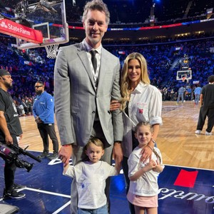 加索尔带家人一起观战全明星!妻子貌美如花 生二胎后身材不走样