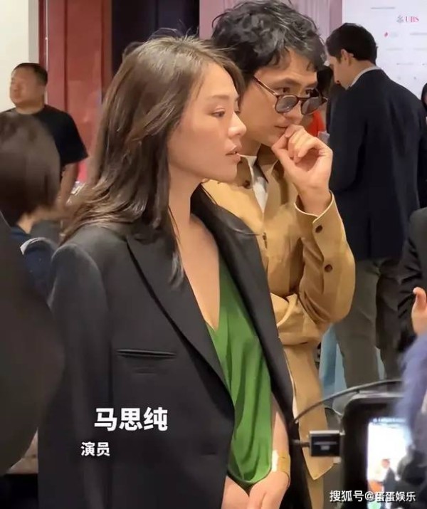 香港巴塞尔艺术展：星光熠熠，明星风采各异