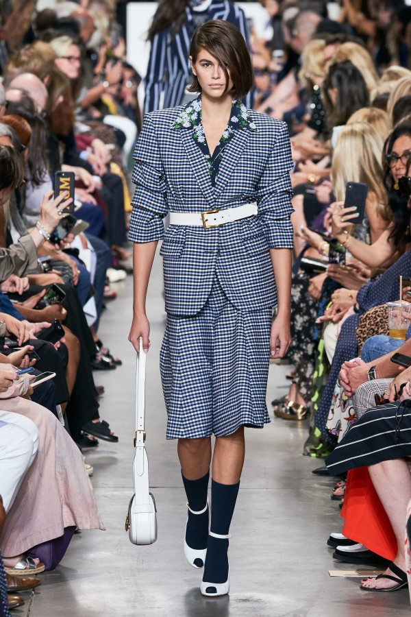 佚名大写Z：Michael Kors本次的纽约时装周大秀一如往年一般星光熠熠，凯特·哈德森（Kate Hudson）、妮可·基德曼(Nicole Kidman)、中国区和大中华区代言人宋祖儿和吴磊等众多明星都受邀参加，为品牌带来了更多关注度。
秀场位于布鲁克林造船厂的达格尔温室（Duggal Greenhouse），T台两侧繁茂的树木使整个秀场绿意盎然，更突出了春夏系列清新自然、率性活泼的设计理念...