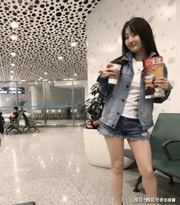杨钰莹对自己好狠,53岁穿牛仔外套短裤走机场硬装00后