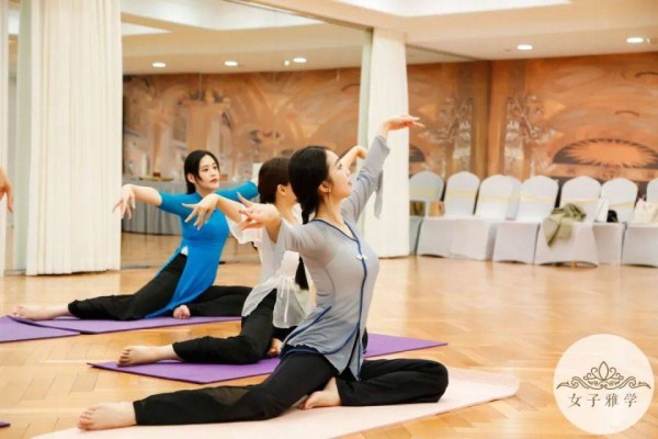 女子雅学:坚持形体训练,气质优雅更出众