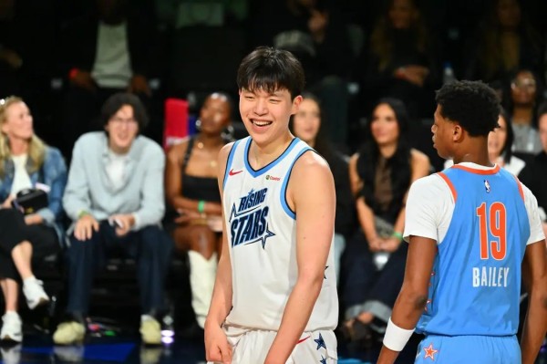 （杨瀚森新秀赛首秀表现亮眼。）