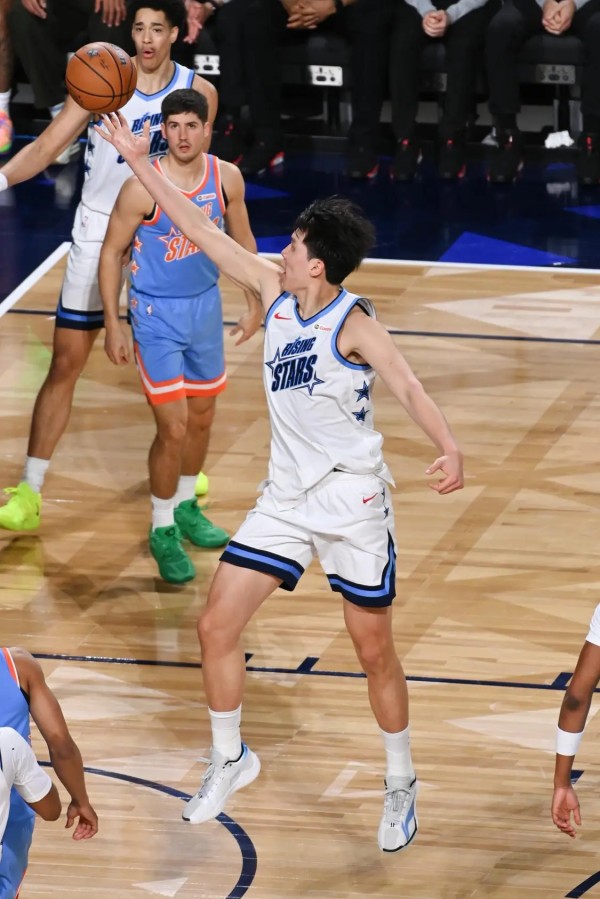 （杨瀚森在比赛中上篮得分。）‌‌