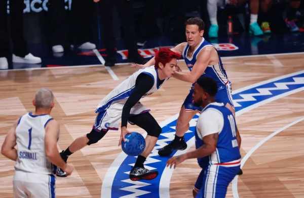 （王鹤棣在比赛中突破对手。）