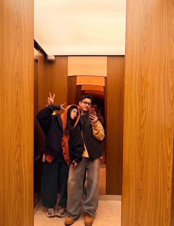 李嘉格一家近况曝光！清迈度假，她偷拍25岁男友泡澡，太甜蜜了