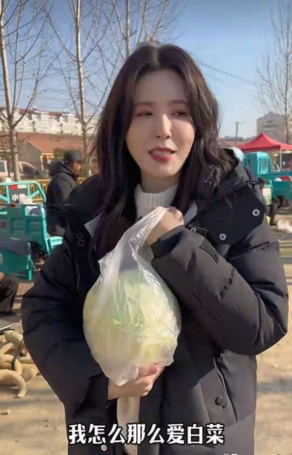 49岁曾黎现身大集，一身朴素打扮，手拿白菜毫无架子