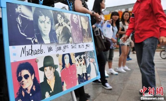 资料图：在昆明金马碧鸡坊表演快闪的歌迷。中新社发 刘冉阳 摄