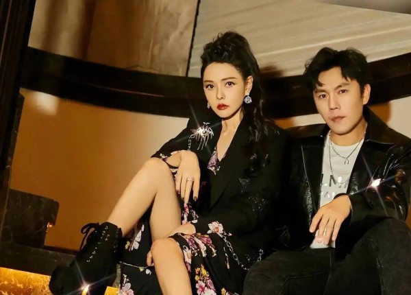 秦昊伊能静东北游玩,夫妻牵手同行,令人羡慕!