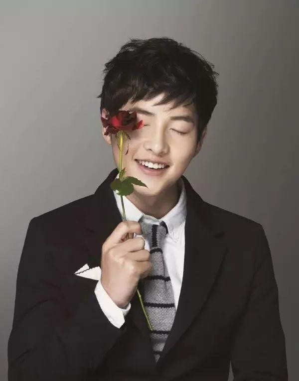 从短道速滑到“国民老公”：宋仲基的十三年全能进阶史