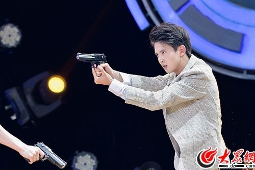 耿直boy陈宥维综艺首秀 与何炅双枪对峙