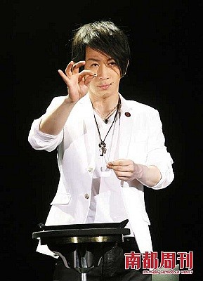 5月8日，刘谦亚洲巡演南京站演出。演出前，刘谦在后台大哭一场，因为压力实在太大。