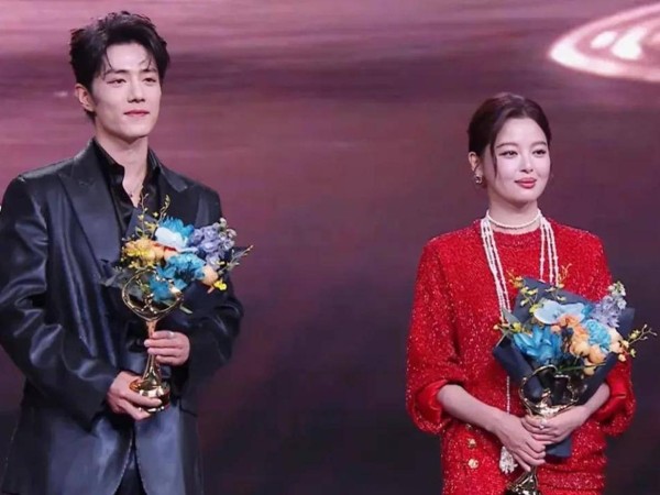 微博之夜座次变动引热议，肖战被边缘，辛芷蕾晋升C位，杨幂互动成焦点