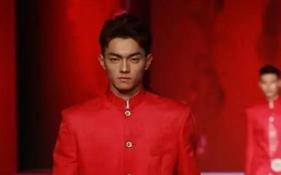 只会耍帅?许凯多部影视剧逐渐得到肯定,合作女明星多为一线演员(图2)