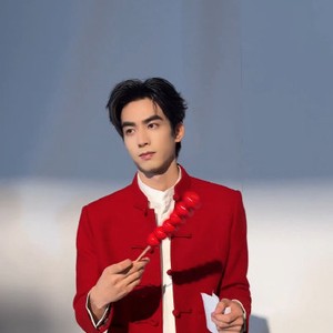 公众和媒体对宋威龙“休息还坚持锻炼”的行为有哪些主要评价？