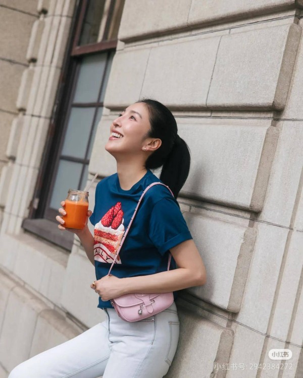 杨谨华晒出自我最新写真照——生活碎片的记录与留存