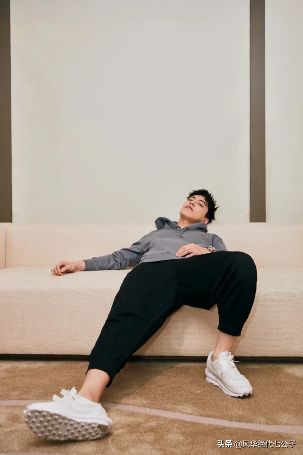 七月微观点：优酷独播生活观察类综艺节目《看我的生活》今日开播，艺人马思纯、佘诗曼、王大陆、林允、黄明昊等一众明星倾情加盟。节目宗旨便是借由明星独居生活的真实展现，来反应当代年轻人的独居生活状态。

当代青年人独居是常态，一是为了理想，梦想的驱使衍生出的向外扩张的意愿，让更多的年轻人背井离乡，不得不开启独居生活；二是为了自由而早早独立，对自由的向往让一部分年轻人迫切想要摆脱父母和家庭的管束，而自愿开...