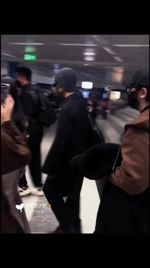 品牌给肖战配的保镖一年比一年大只