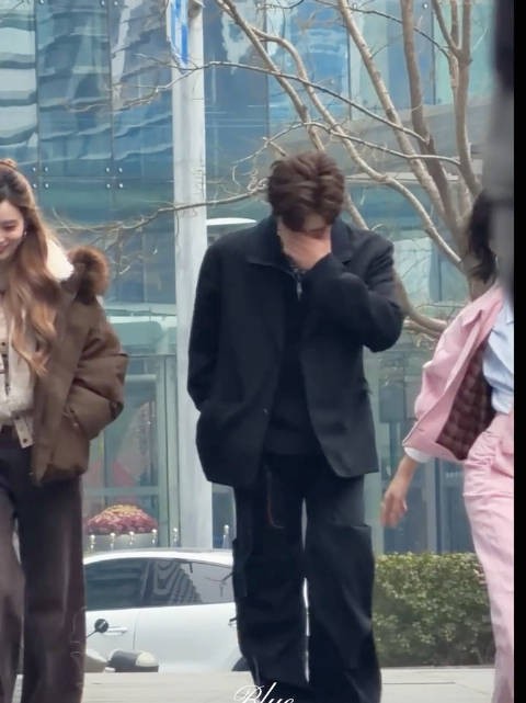 怎么走着走着走害羞了，哥哥好萌吖