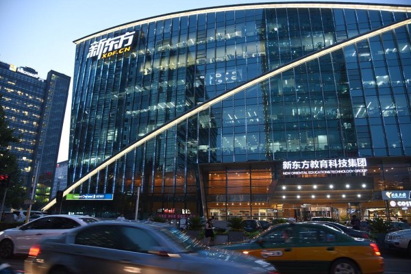 从教育巨头到直播明星：新东方的转型之路