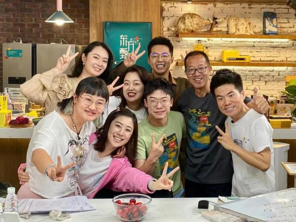 新东方直播爆火，而明星们直播却常常翻车，这背后的原因是什么？