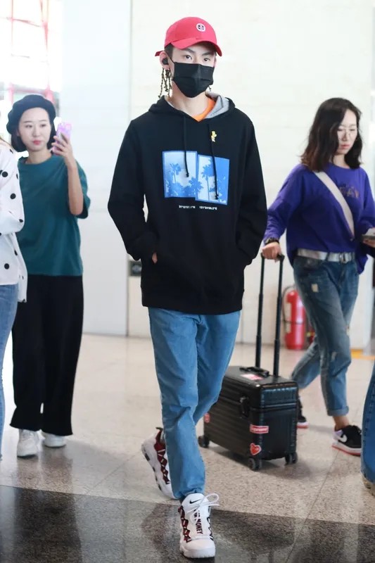 灶旁烧火的杂役：#为什么追星的大都是女孩#
追星的大多是女孩，这背后有不少原因。从社会文化看，女性被视为感性代表，容易被明星的情感吸引。像很多偶像明星，他们展现出的温暖细腻，就很对女孩的胃口。而男性偏理性，更关注自身兴趣爱好。再说明星类型，娱乐圈爆红的多是偶像型明星，颜值高、唱跳好，女孩就容易被这种形象吸引。男孩则倾向于追在专业领域成就高的，比如运动员、实力歌手。还有宣传手段，明星用社交媒体与粉丝...