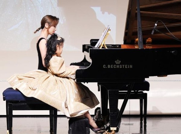 唐艺昕陪女儿钢琴演出4岁小女孩穿公主裙软萌可，侧颜神似张若昀