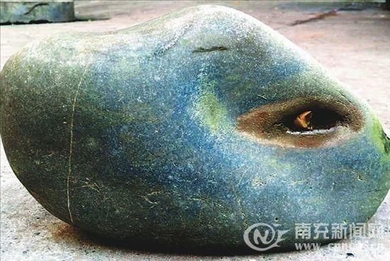 男子江边捡块奇石会流泪 求收藏人士鉴别