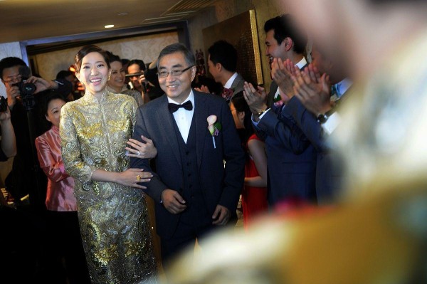 香港知名女星大婚在即！奢华过大礼仪式曝光，神秘未婚夫身份引热议