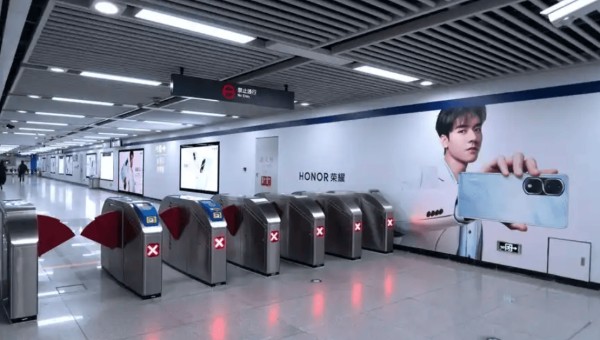 2025年目前评价高的地铁广告设计分析，候车亭广告/地铁广告/地铁站广告/应援广告/明星应援广告，地铁广告定制分析