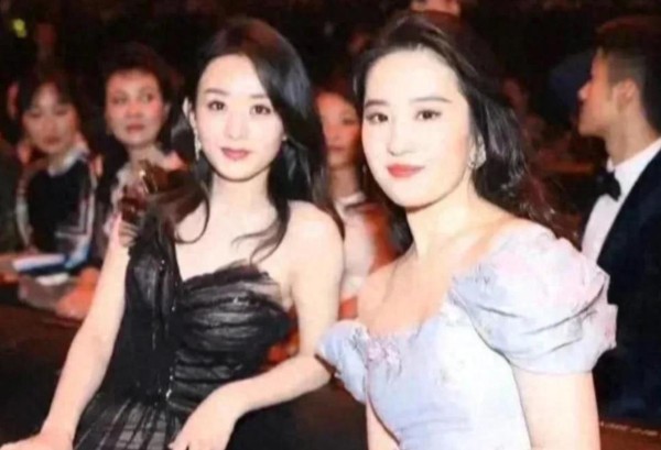 杨颖从顶流到网红局角落!穿西装挤C位边缘,曾靠Dior代言封神,如今接平价代言求复出