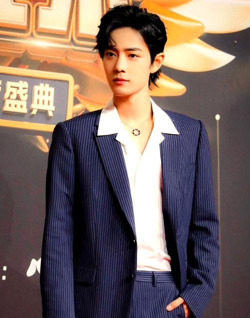 娱乐圈的多重动态与复杂关系:明星们的奋斗与争斗