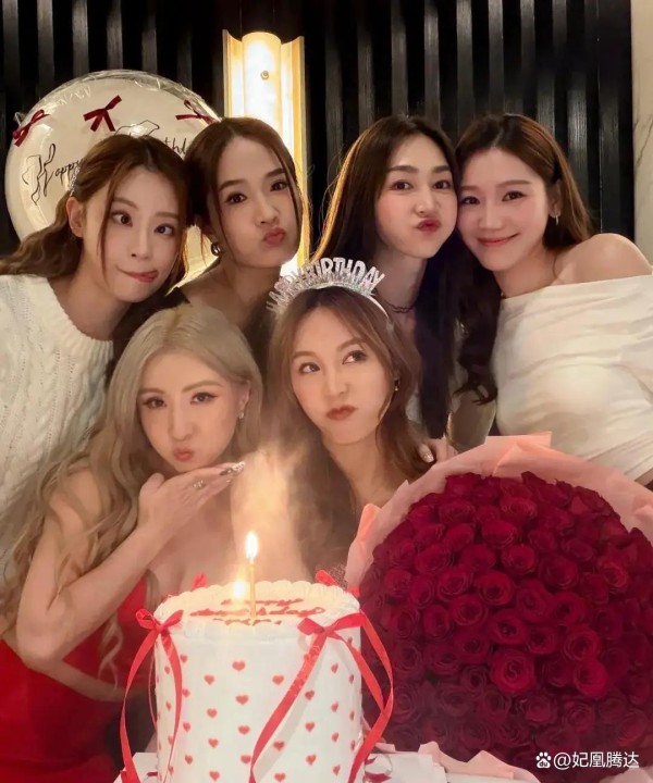 明星靠家庭友情撒温情日常，粉丝买账还是套路太明显，关系网脆弱随时炸锅明星内容千篇一律，靠情感资本维系粉丝，缺新意遇风就散粉飞光