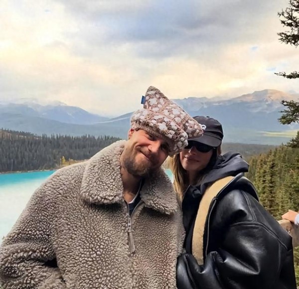 贾斯汀比伯海莉旅行照甜度满分,却被胡子抢镜:偶像包袱彻底丢了