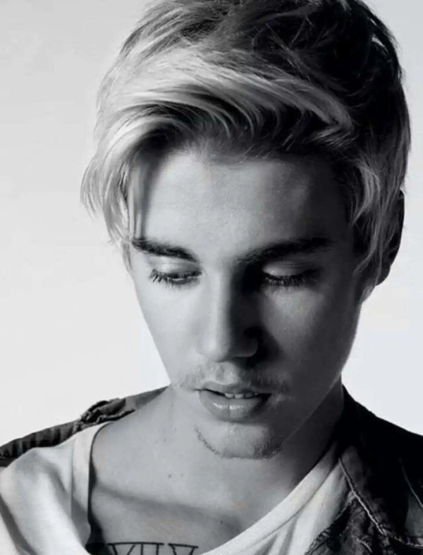 从“Baby”到“Changes”:贾斯汀·比伯的20年逆风翻盘