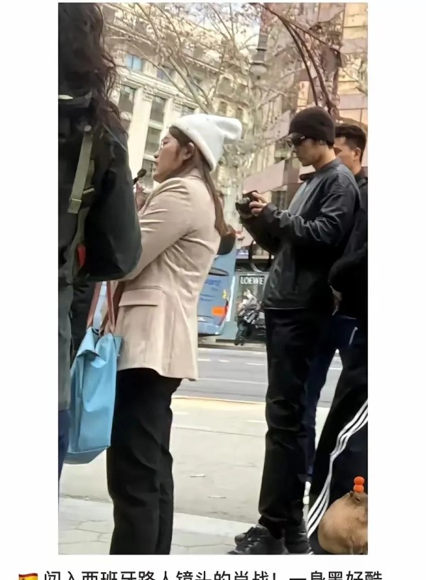 神秘钢琴KrdYdn：肖战的腰腹又成了话题中心？路人镜头下的他再次引发两极争议！近日一组生图流出，镜头里他穿着宽松T恤，腰线模糊、腹部微凸，与精修图中宽肩窄腰的建模身材判若两人。粉丝们忙着控评“慵懒感十足”，路人却直言“这身材管理连素人都不如”。
事实上，这已不是他首次陷入身材争议漩涡。三年前《余生》拍摄期，他被拍到腰间赘肉，当时工作室紧急放出健身花絮力证自律；《骄阳伴我》里刻意展示的腹肌线条，曾...