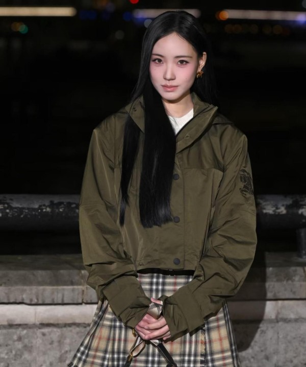 小S二女儿Lily首次亮相伦敦时装周，普通人中算漂亮，明星中显普通。受邀巴宝莉大秀，全凭她的星二代身份