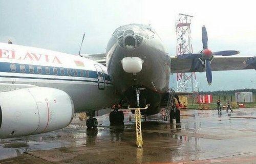 这大风太狠！白俄罗斯两飞机机场内相撞