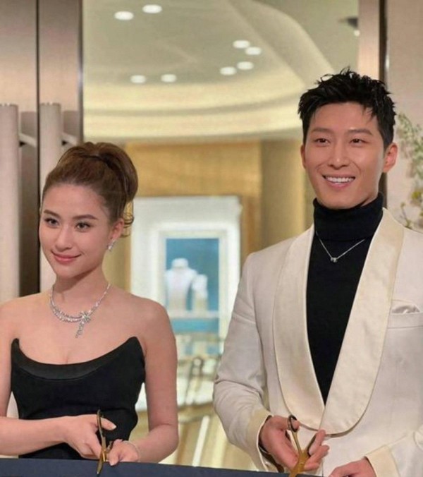 豪门接机如同陌生人，窦骁深夜帽子压眉尾三步并作两步穿过通道，何超莲现身显淡漠态度