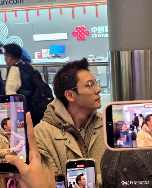 陈伟霆机场宠粉接妈妈，同款人情味：原来明星生活也这般接地气！