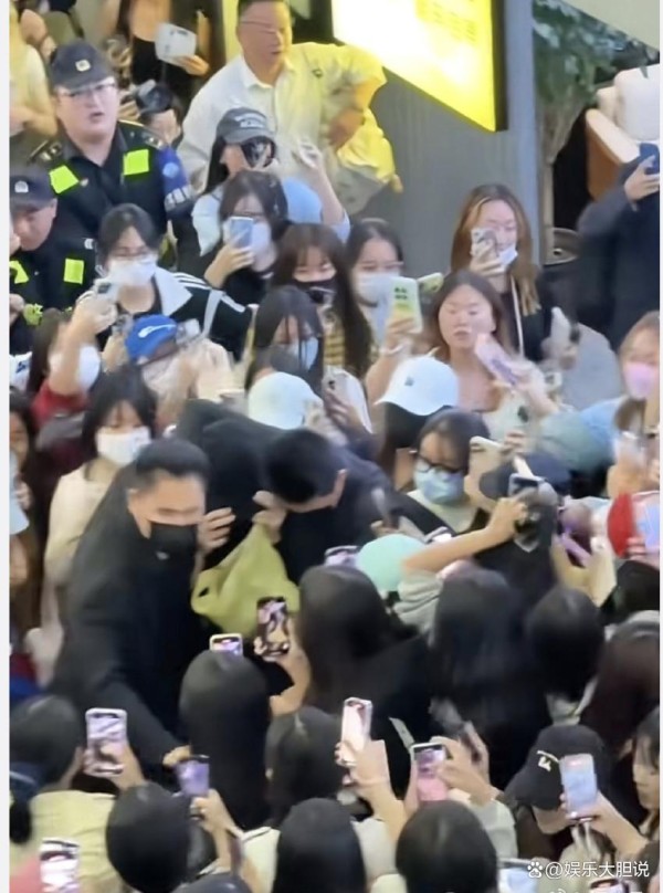 粉丝机场狂奔追星致踩踏：这场“爱的奔赴”到底值不值？