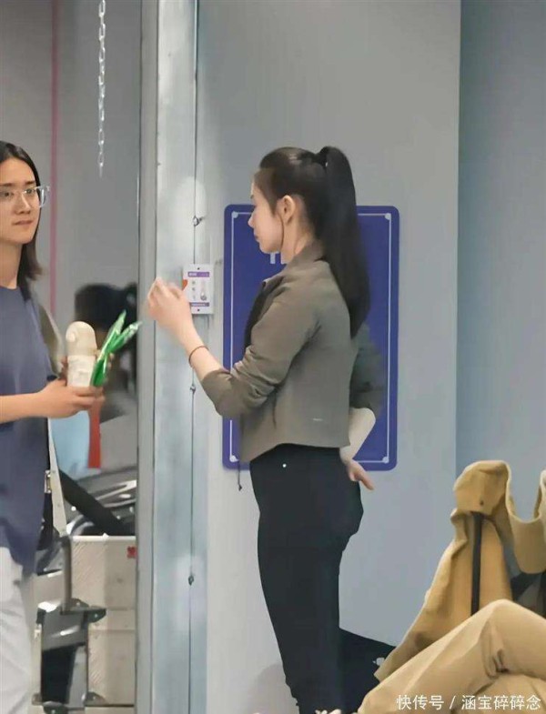 刘浩存机场戴黑框眼镜被喊眼镜妹,生图曝光这素颜什么水平?